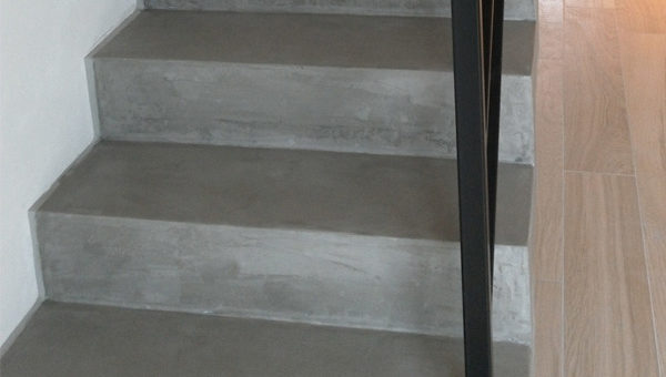 7.krok jak zalakovat betonovou stěrku na schodech